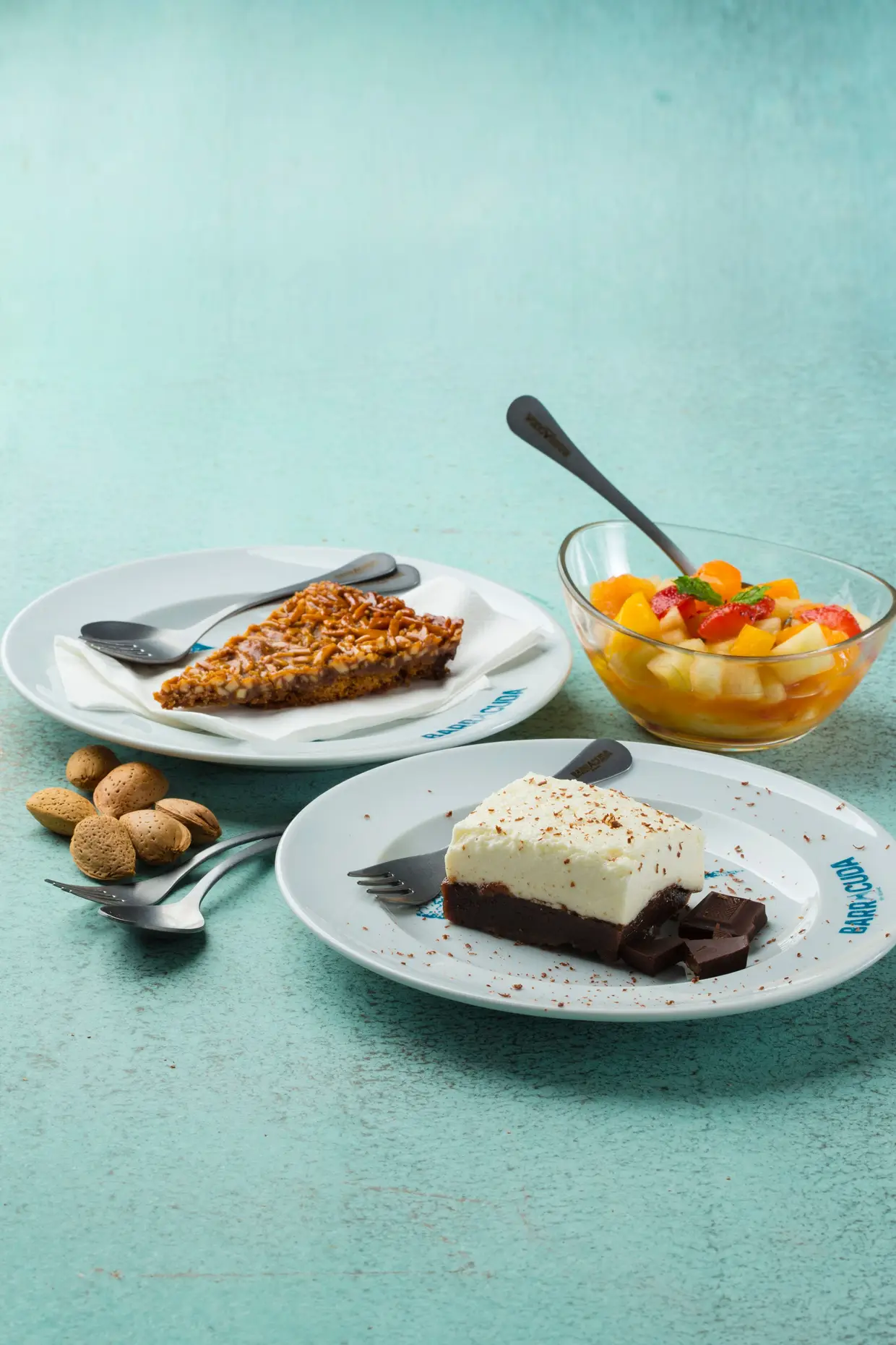 Sobremesas: salada de fruta, tarte de amêndoa, bolo de chocolate