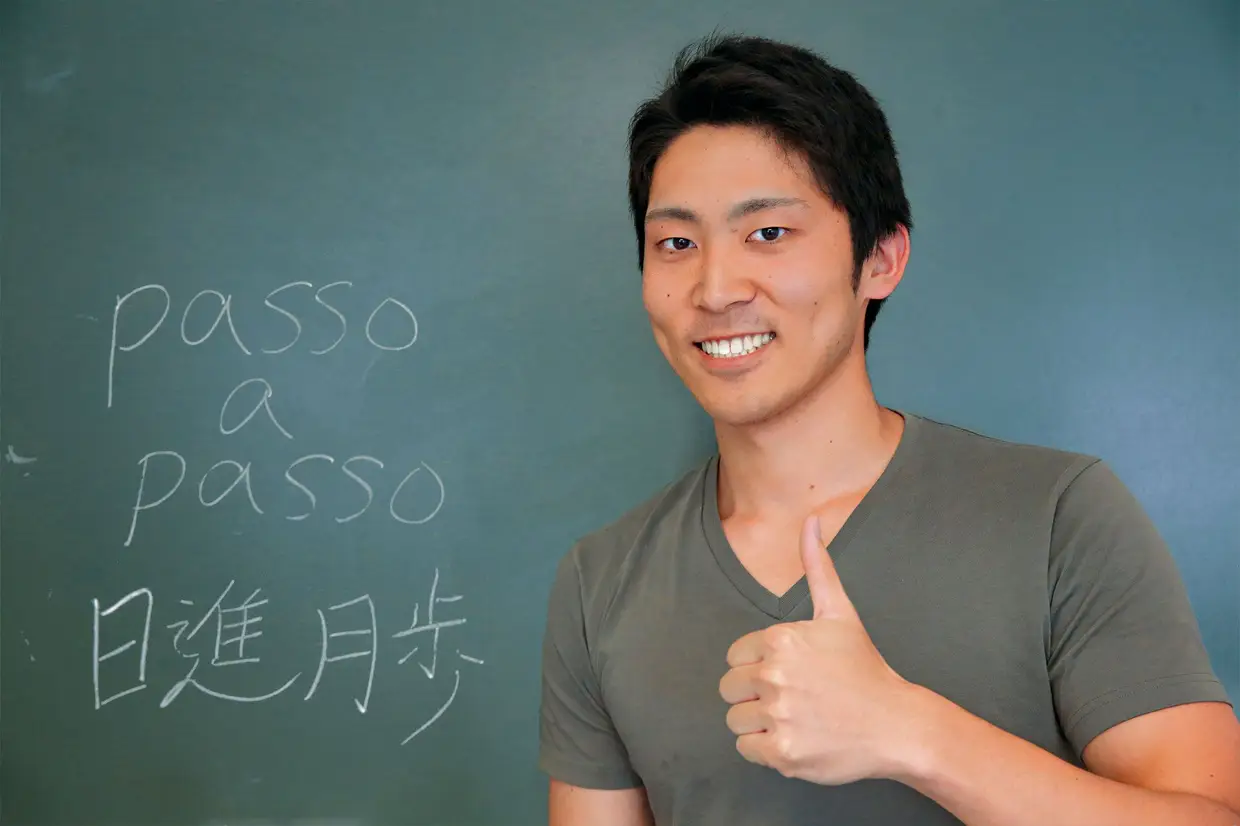 WATARU - JAPÃO - Com 23 anos, quis aprender a língua para poder falar com os brasileiros da sua cidade, onde vivem cerca de quatro mil emigrantes daquele país. “Passo a passo” é a sua expressão preferida,
até ao momento