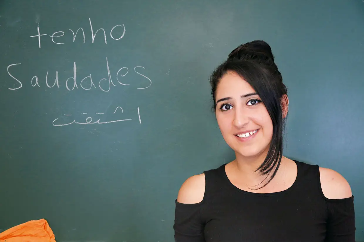 Rohaf Alosh - SÍRIA - Chegou a Portugal há oito meses, com a mãe. Fugiram de Aleppo
e da guerra que devastou a cidade.
Tem 20 anos e muitas saudades
do irmão e do pai, que ficaram lá