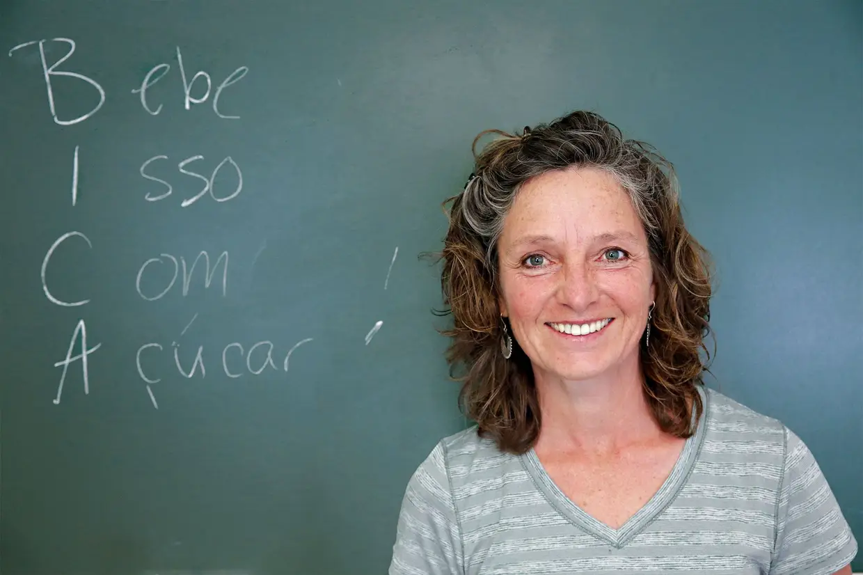 Angela - ESTADOS UNIDOS DA AMÉRICA - A necessidade aguça o engenho. Comunicar com a nora, brasileira, foi o ponto de partida para estudar em Lisboa. Já esteve no Porto, mas acha que “tem muitos turistas”...