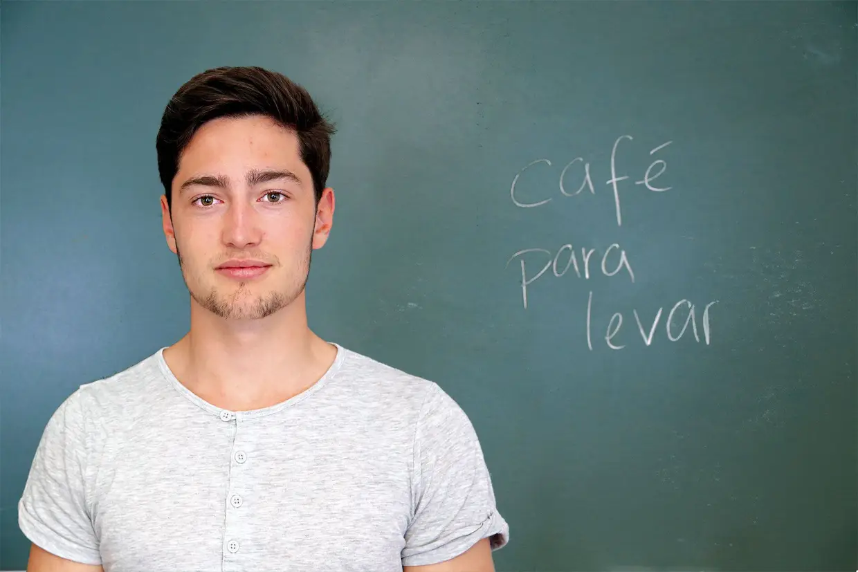 Gaspar - SUÍÇA - Não é a primeira vez que está em Lisboa e ter família portuguesa aproxima-o do País. Com 20 anos, saber umas palavras soltas já não lhe chega, quer falar corretamente