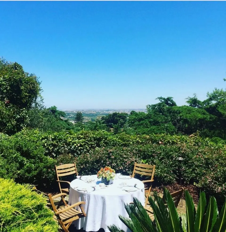 Mesa posta num dos jardins