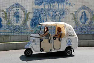 Só há este... e foi para a repórter
da VISÃO. O tuk-tuk de Susana Sousa (ainda) é o único
da cidade e oferece
seis roteiros diferentes
aos turistas