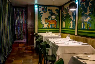 O restaurante Comida de Santo abriu em novembro de 1981 e tem como especialidades a casquinha de siri, as moquecas, o quindim, entre outros pratos e sobremesas