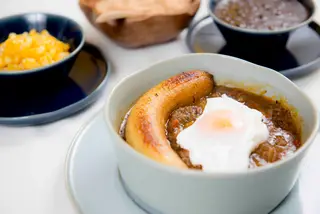 Picadinho à mineira - estufado com carne de carne de vaca servido com banana frita, ovo escalfado, milho, arroz e feijão