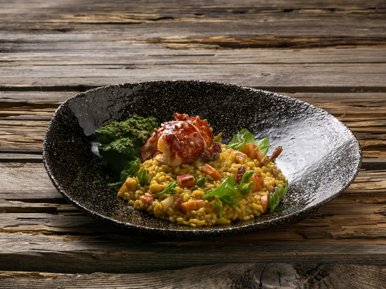 Diz a etiqueta que não se deve escolher o prato mais caro, mas este arroz de lavagante, com trigo sarraceno tostado e ervas frescas da Ria Formosa (€49), é irresistivelmente fotogénico