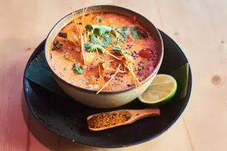 A Asia Soup é um caldo aromático de mariscos, com lemon grass, galanga e coentros