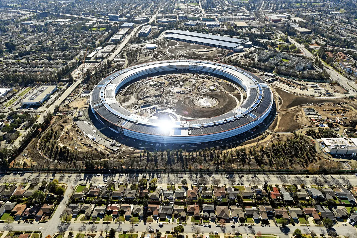 Apple Park, Califórnia - A nova sede da Apple, com a forma do famoso botão do iPhone, abrange uma área de 71 hectares, com 80% por centro do espaço ocupado por zonas verdes. É ainda um dos sonhos do falecido “patrão” da empresa, Steve Jobs