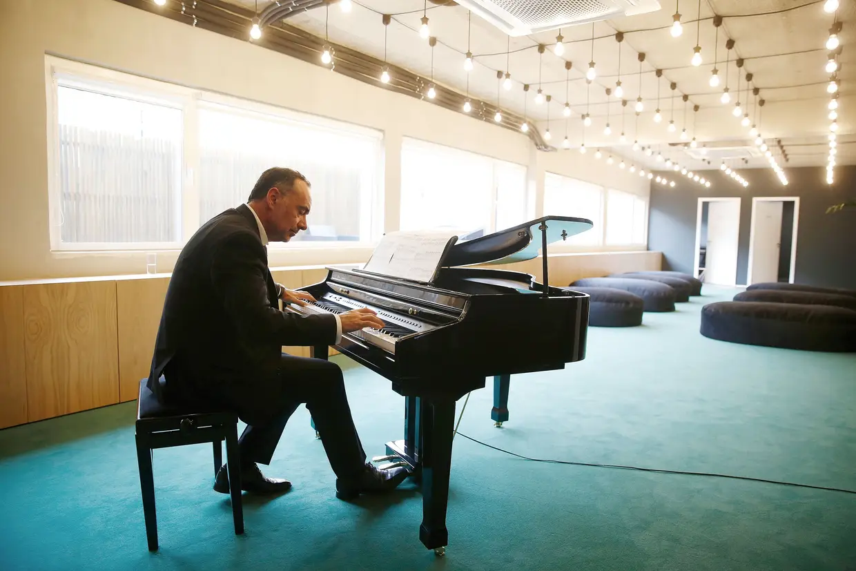 Farfetch - Este “unicórnio” luso-britânico inaugurou há poucos meses os seus escritórios na capital portuguesa. No Porto presenteou os trabalhadores com um escorrega; em Lisboa tem uma piscina de bolas e este piano