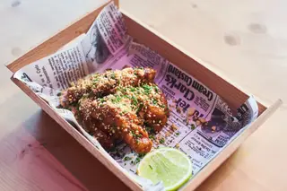 As chicken wings (asas de frango fritas) é um prato clássico na cozinha coreana