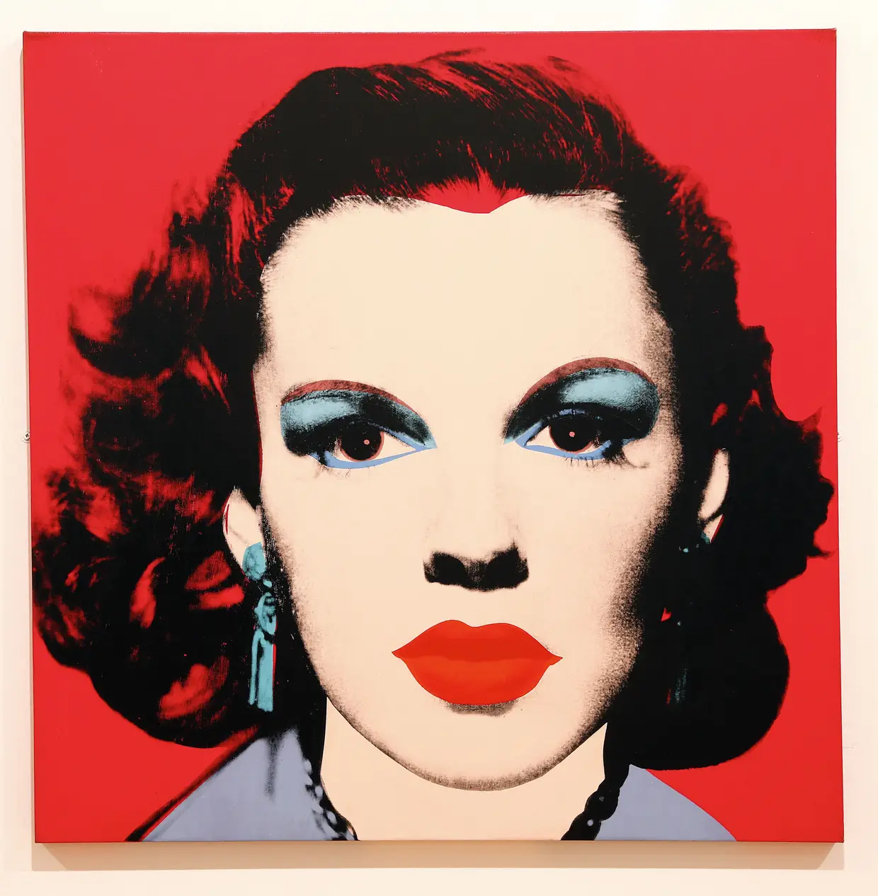 Judy Garland, Andy Warhol - Datada de 1979, a impressão serigráfica em que Andy Warhol retrata a atriz Judy Garland faz parte de uma longa e emblemática série de obras em que o artista norte-americano retratou diferentes personalidades mediáticas (Marilyn Monroe, Michael Jackson, Ingrid Bergman,
Liza Minnelli...). Em 2006, a Christie’s avaliou esta obra em cinco milhões de euros.