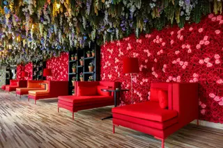 A sala das flores é uma espécie de jardim interior com rosas nas paredes, jacintos e outras plantas a caírem do teto