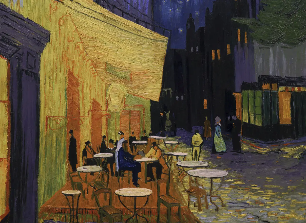A esplanada do café à noite, em Arles, animada por figuras em movimento