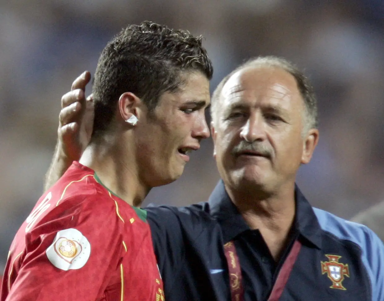 O então selecionador nacional Luiz Felipe Scolari a tentar consolar Ronaldo depois da derrota frente à Grécia na final do Euro 2004