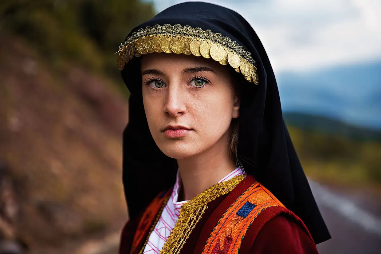 Grécia - Eleni, uma mulher de Delphi, vestida de forma tradicional para celebrar a Páscoa