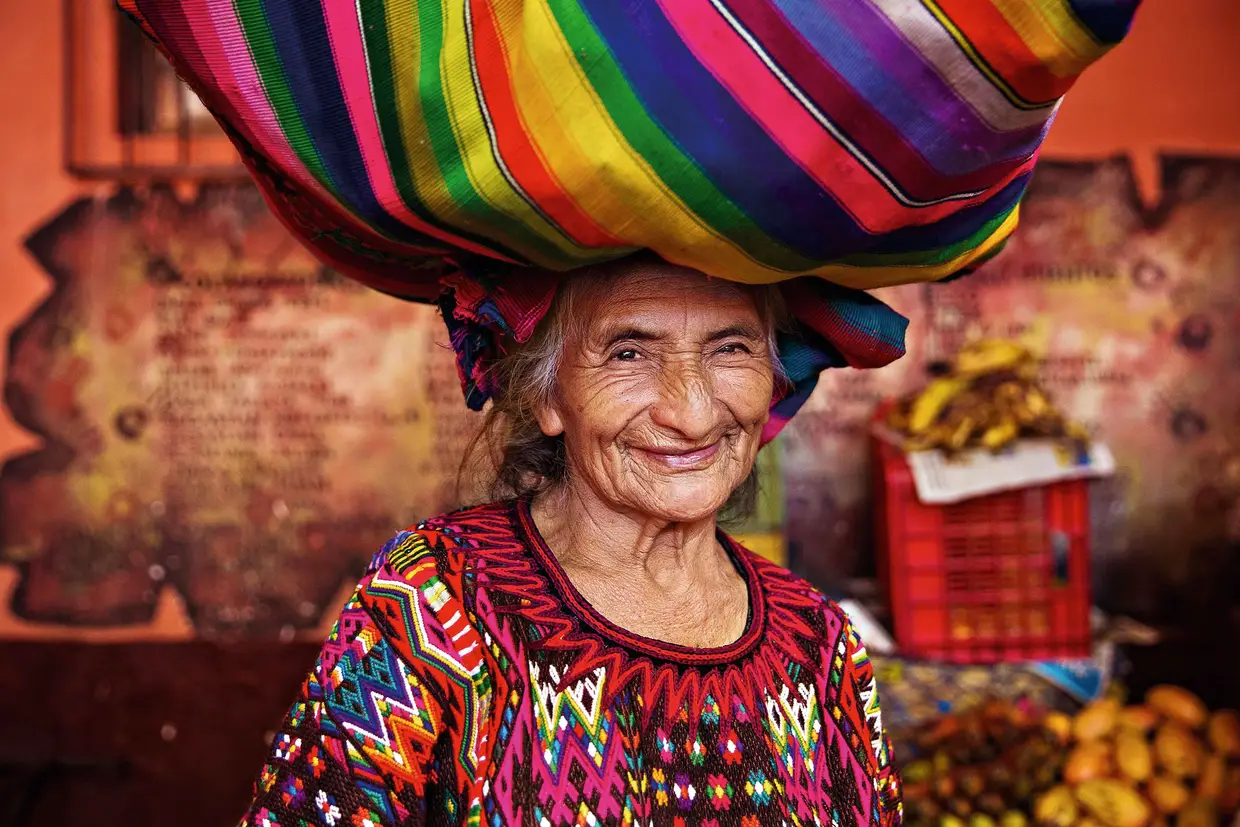 Guatemala - Como esta mulher de Chichicastenango, há muitas mulheres pelas ruas, a carregar pesos à cabeça