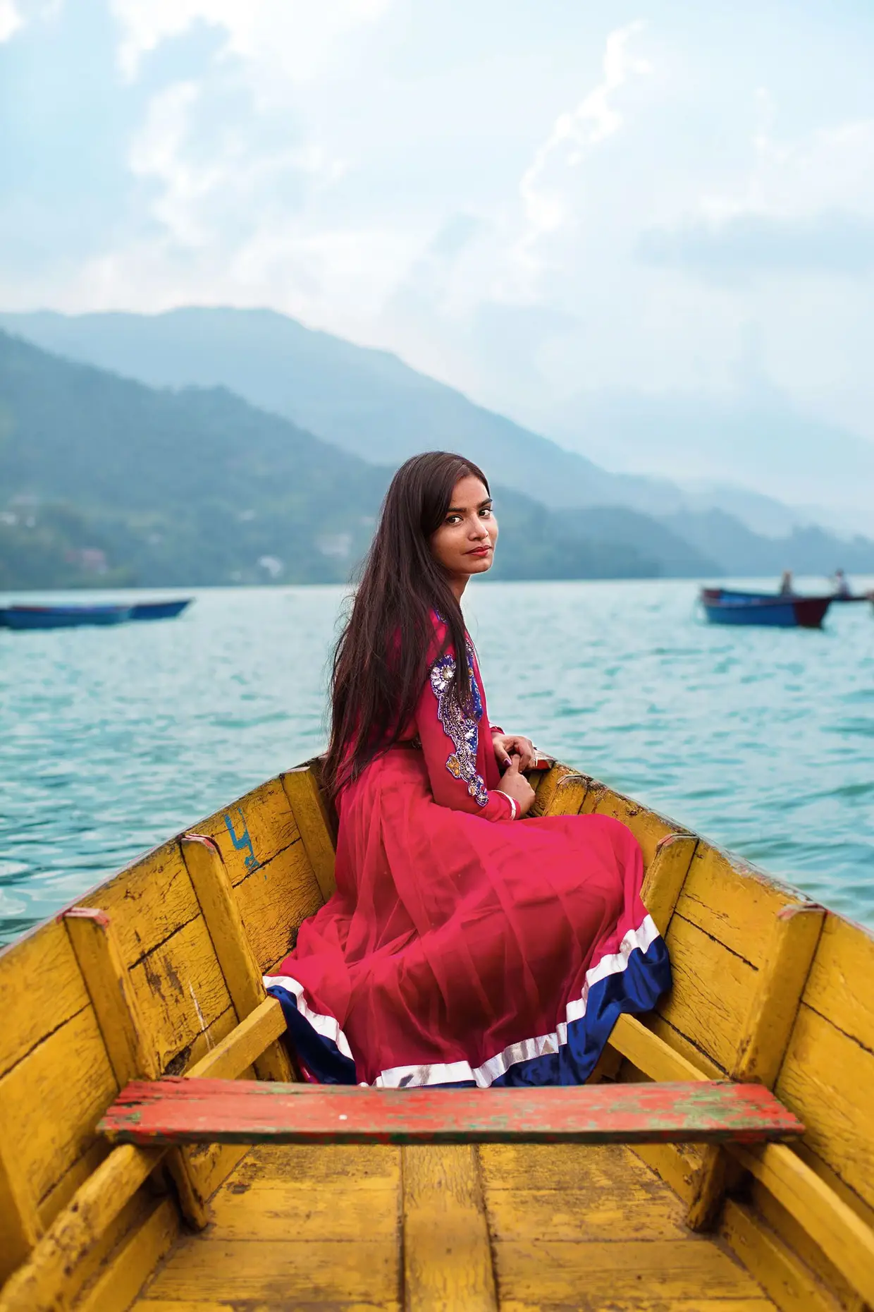 Nepal - Quase todos os fins de semana, os habitantes de Pokhara vão andar de barco no lago Phewa, vestidos a rigor, como esta nepalesa