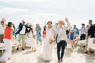 O Sam é inglês e a Natália russa, mas celebraram o seu casamento numa praia portuguesa
