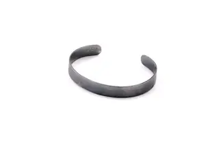 Bracelete,
em prata, com banho de óxido e efeito envelhecido
, €89. Inspirada na ilha do Pico, de onde Hugo Fraga é natural, a peça procura representar o negro e a dureza da rocha e, por isso, tem linhas simples
e sem brilho