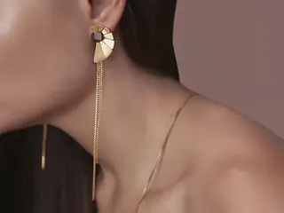 Brincos Nautilus Toujour,
em prata polida
e pirites em bruto banhadas a ouro,
€120