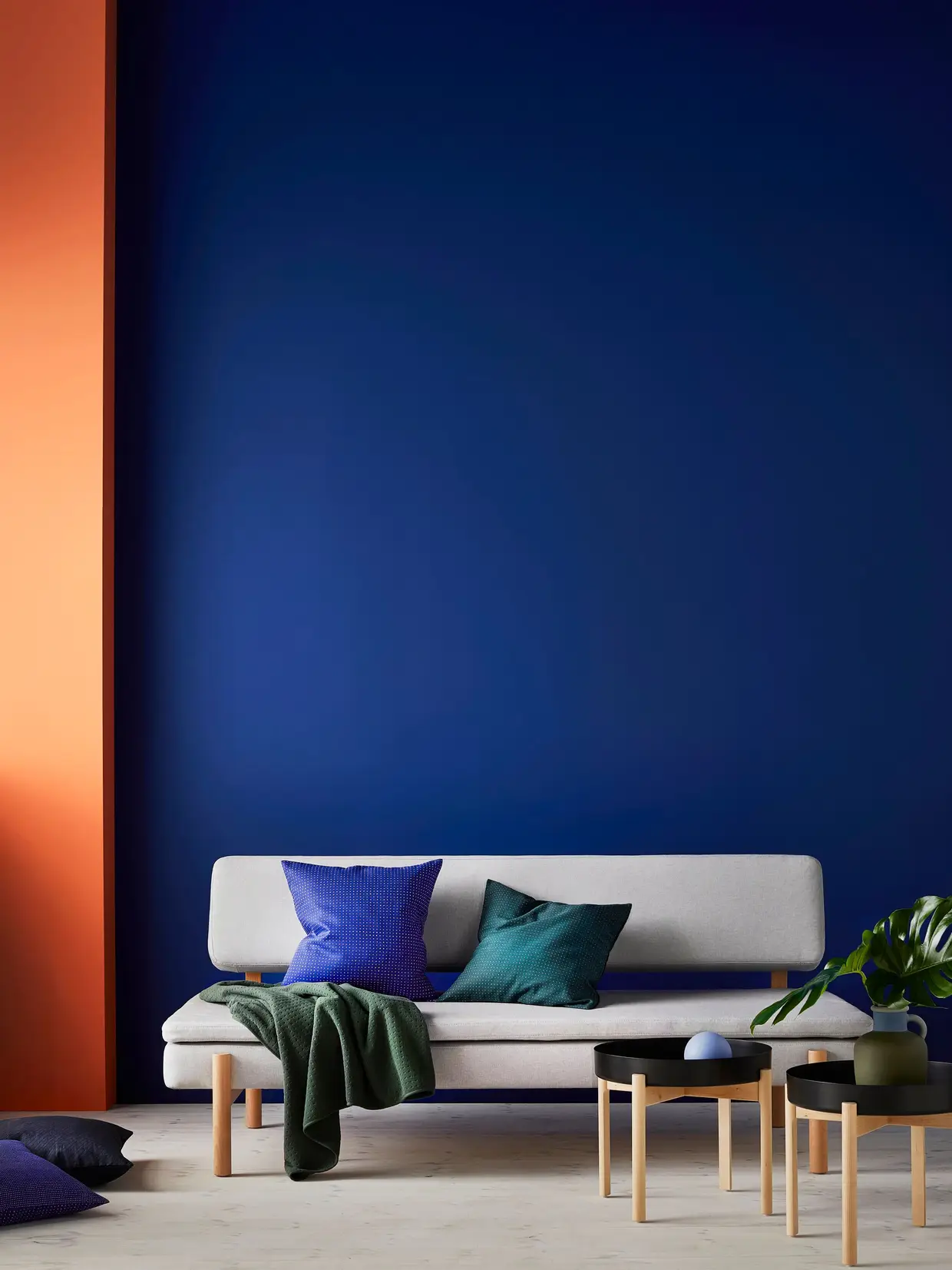Sofá-cama de 3 lugares (200×80, Alt. 85cm) €549, mesa de centro €29,99, capa de almofada €4,99, manta €9,99