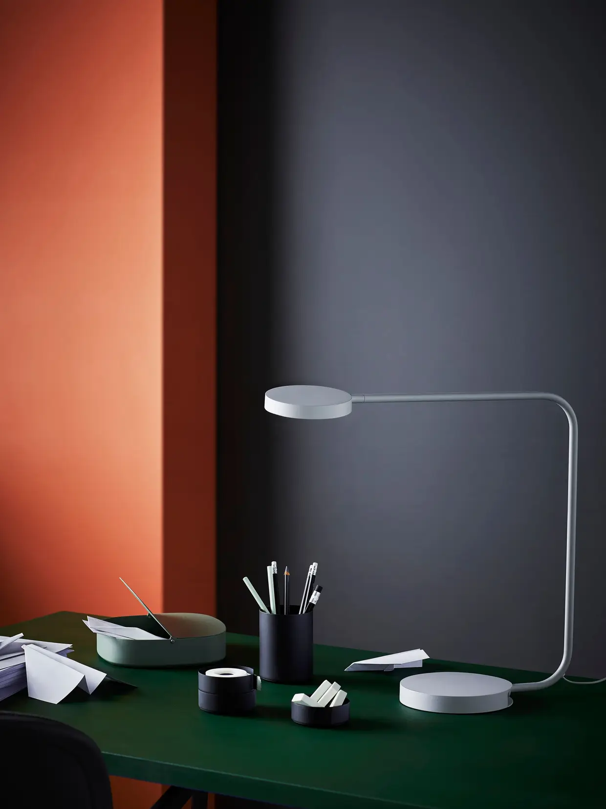 Conjunto de escritório €9,99, candeeiro LED de mesa €39,99, caixa com tampa €6,99