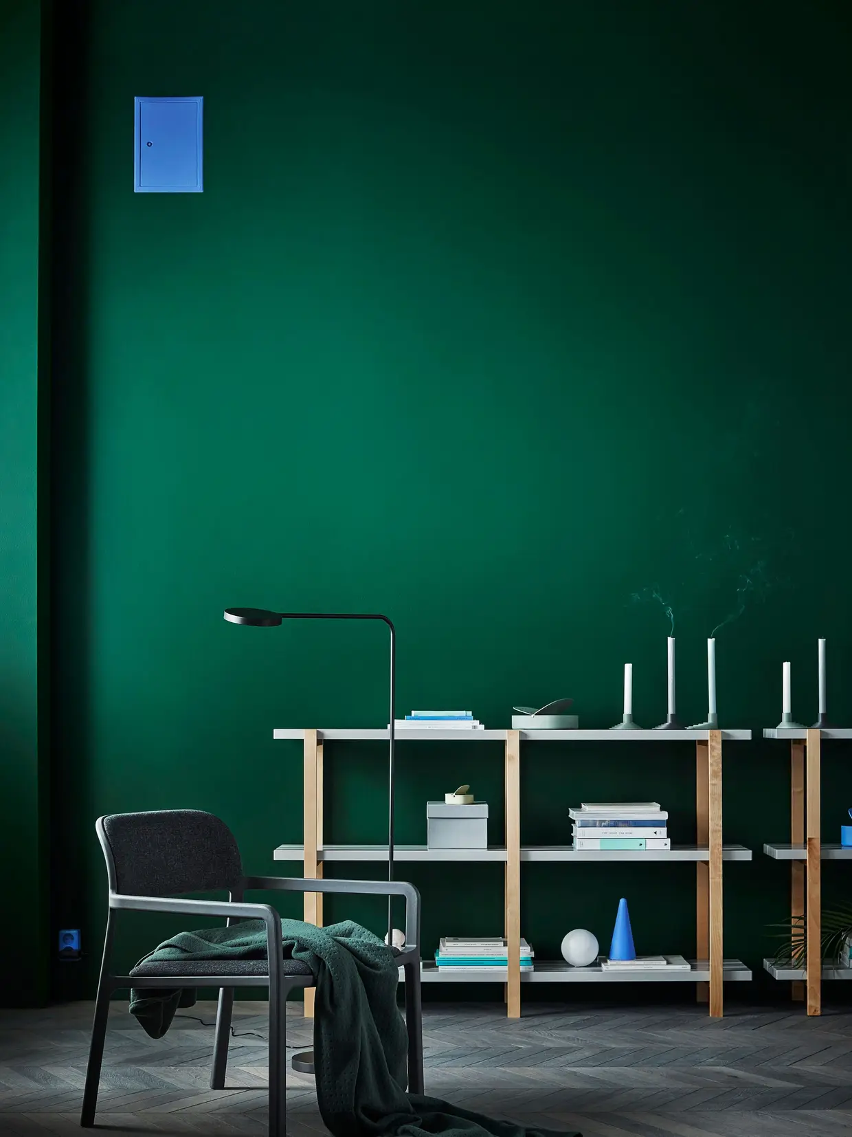 Poltrona €75, candeeiro LED de pé €49,99, estante €99, porta-velas €3,99