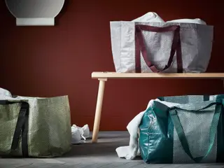 Da coleção Ypperlig fazem ainda parte seis versões do Frakta, o saco azul da IKEA, com novos padrões e cores. Estão à venda por €1,99, enquanto o original custa €0,70