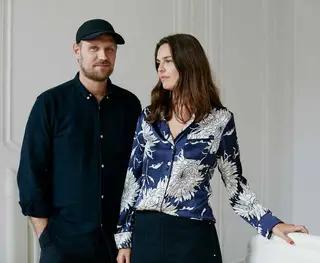 Rolf e Mette Hay fundaram a HAY em 2002. Com sede em Copenhaga, na Dinamarca, a empresa foca-se na criação de móveis de design simples e funcional. Em 2014, o casal criou o HAY Mini Market, uma loja pop up de acessórios