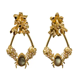 Brinco Amaryllis com escaravelho, em latão, banho de ouro plaqueado, labradorite, zircónias
e pérolas
, €150. A biologia e a natureza são uma referência no trabalho da joalheira Claúdia Curado