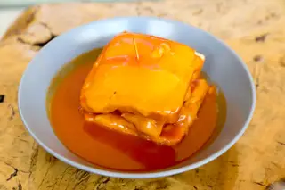 Na carta do Bom Sucesso Gourmet, o restaurante do Hotel da Música, no Porto, há uma francesinha kosher, feita com ingredientes permitidos pelas leis judaicas