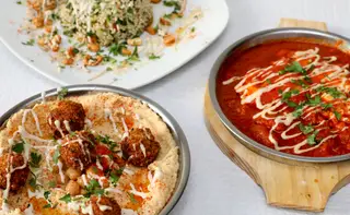 Shakshuka (€10), Húmus Falafel (€9) e Salada Tabula (€6) são alguns dos pratos mais vistosos do israelita Bola Falabel