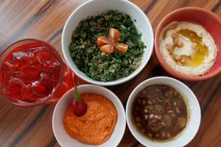 “A gastronomia libanesa é simples, saudável e adapta-se bem aos diversos paladares. O mais importante é partilhar”, descreve o proprietário do Muito Bey, Ezzat Ellaz