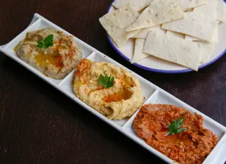 O trio de pastas (€6,50) do Sabores do Sebouh varia entre húmus (de grão de bico), mouhamara (de nozes), moutabol (de beringela) e lebneh (de iogurte e menta)