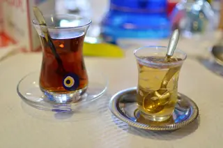 Nos dois pisos e na esplanada do Dervixe, em Lisboa, pode beber-se o verdadeiro chá e café da Turquia