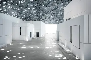 A cúpula rendilhadada do Louvre Abu Dhabi foi concebida por Jean Nouvel para originar um microclima e evocar o labirinto urbano das medinas
