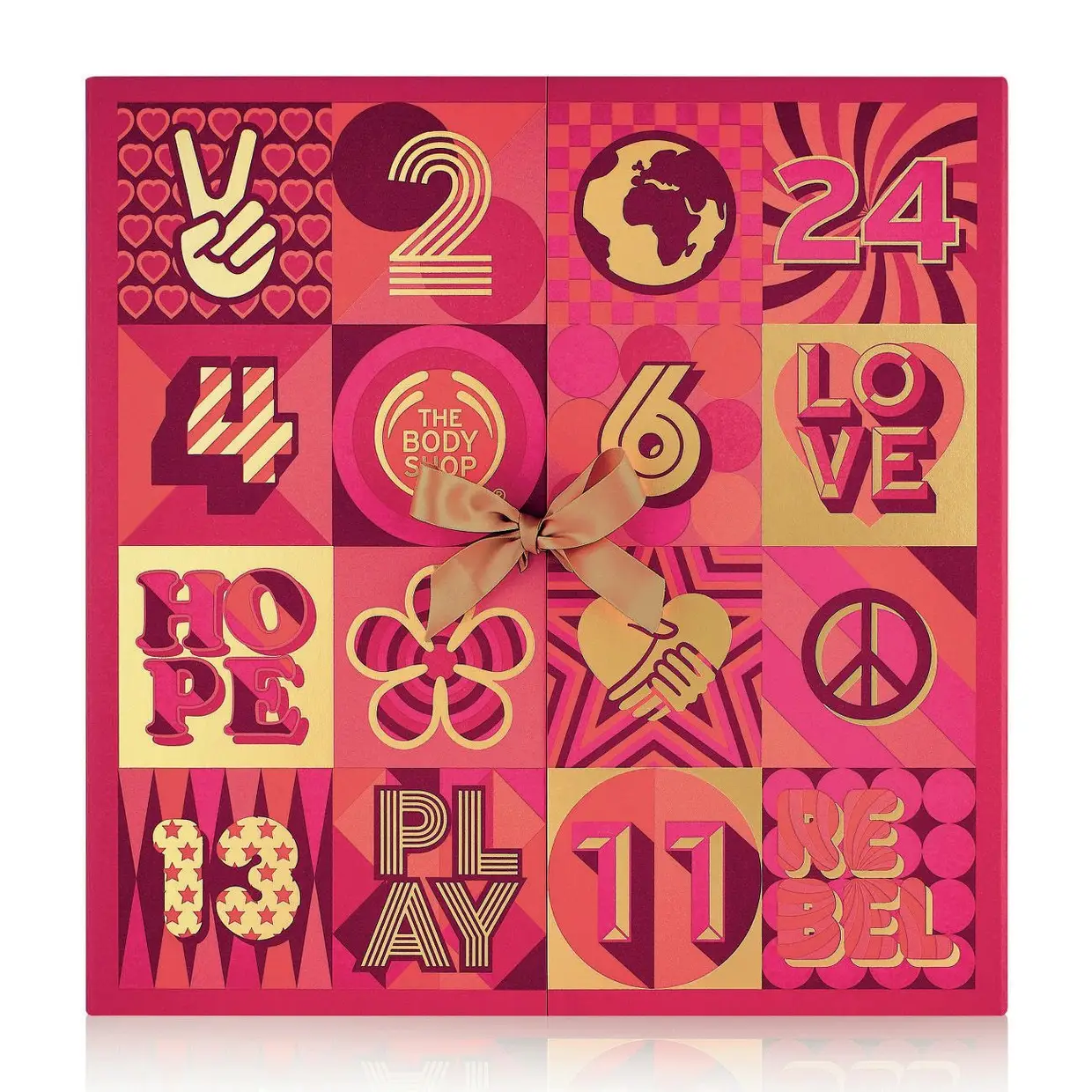 Calendário Ultimate da The Body Shop, em tons vermelho e dourado. Tal como a versão Standard, as caixinhas revelam não só um presente como desafiam a fazer uma boa ação diária. Depois de aberta a porta 25, ambos os calendários se transformam num jogo de perguntas e respostas para jogar no Dia de Natal, com a família ou os amigos. €140