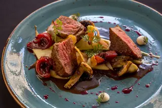 O lombo de novilho, puré de batatas trufado, tamarilho e topinambur é um dos novos pratos de carne da ementa
