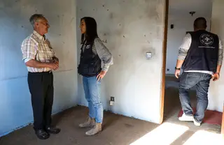 O sr. Joaquim com Francisca Onofre e outro voluntário dos Médicos do Mundo: já só falta pintar dois quartos da casa velha que agora se fez nova
