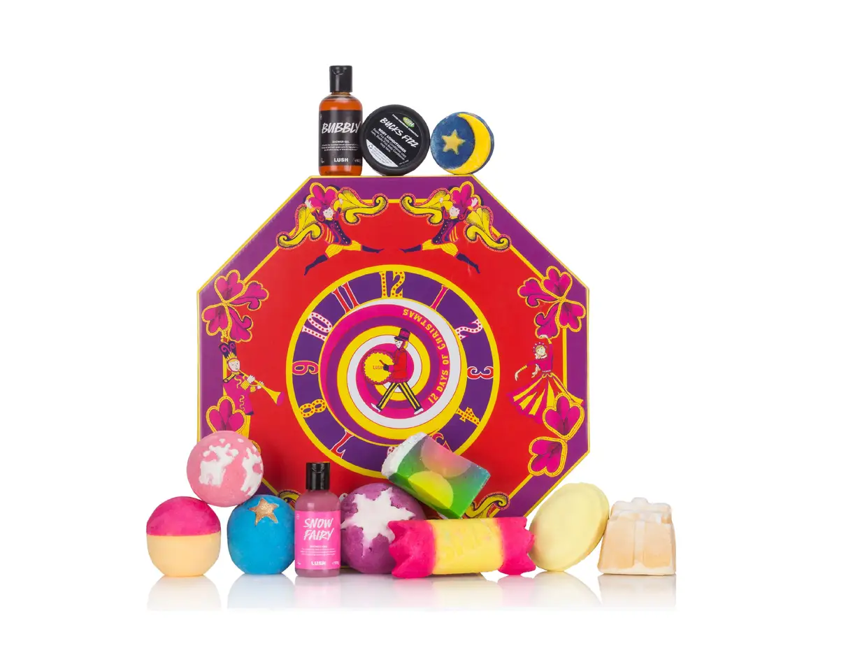 Com 12 surpresas, o calendário da Lush é mais um presente para oferecer no dia de Natal e depois ir abrindo, cada uma das janelas, ao longo dos meses do novo ano. Nós abrimos uma exceção, sim, porque a embalagem é bem bonita e as surpesas que contém fazem bem ao corpo e à alma: 12 produtos para usar no duche ou na banheira, para hidratar o corpo ou aliviar o stress. €89,95