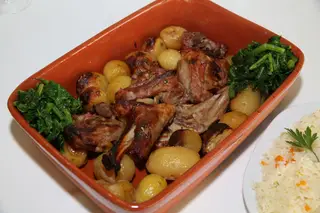 O cabrito no forno com batatas e grelos é um dos pratos preferidos dos clientes do restaurante Dona Júlia, que tem uma carta extensa
