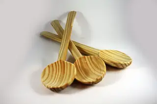 Só um artesão faz ainda as típicas colheres de pau na aldeia de Pardieiros