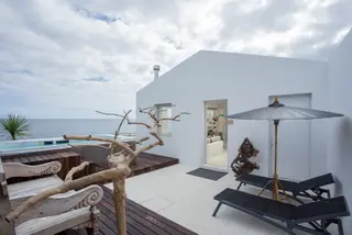 Vila privada virada para um terraço com jacuzzi