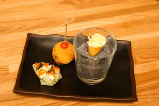 Degustação de bacalhau em forma de cone, bolinho e tártaro, para petiscar a qualquer hora