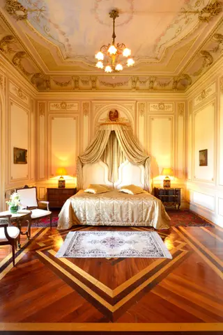 A suíte D. Carlos é a maior do Pestana Palace. Tem soalhos de madeira do século XIX, decoração palaciana e um terraço privado