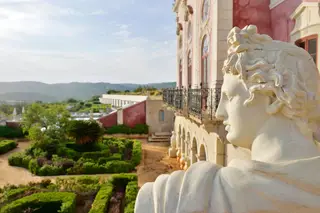 A Pousada Palácio Estoi, em Faro, viu-lhe ser devolvida a beleza de outros tempos após três anos de obras de recuperação