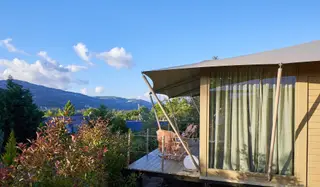 O Carmo's Boutique Hotel foi criado em 2012 e, este ano, entre as vinhas e os jardins da quinta, nasceram as duas tendas de luxo