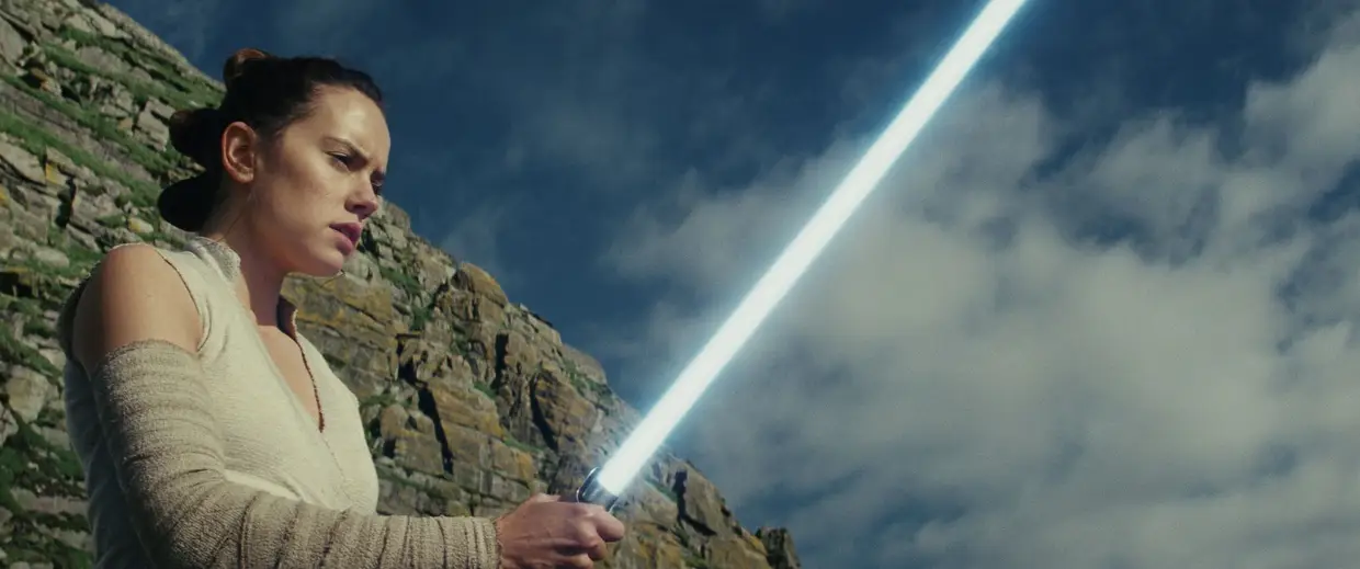 O sabre de luz dos Jedi nas mãos de Rey, que, após ter sentido o despertar da Força, quer saber qual o seu lugar no universo, assim como descobrir a identidade dos pais