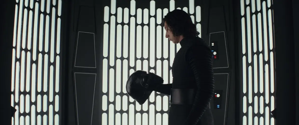 Kylo Ren, neto de Darth Vader, assassinou o pai, Han Solo,como prova de dedicação à Primeira Ordem e ao Lado Negro da Força. Em Star Wars:Os Últimos Jedi, o vilão(Adam Driver) enfrenta novamente a heroína Rey, protagonizando algumas das cenas mais intensas da história