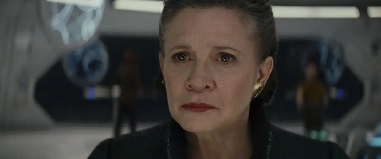 Adeus,Leia. Carrie Fisher faleceu em dezembro de 2016, após as filmagens deste Star Wars: Os Últimos Jedi. A princesa, agora transfigurada em General Leia Organa,última líder da Resistência, é uma das âncoras da película.Como é que se solucionará a sua ausência no próximo e final episódio IX, é uma das questões que os responsáveis da saga terão de resolver.